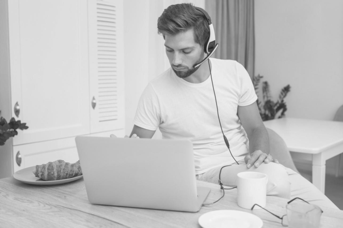 Moderne Arbeitsumgebung mit Fokus auf Datenanalyse und Finanzforschung